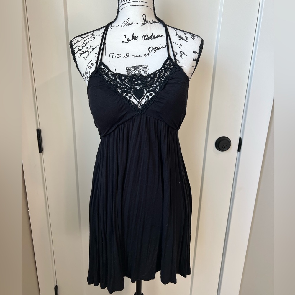 American Dream. Medium around the neck black dress.